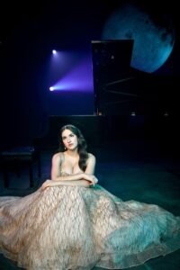 Ava Della Pietra conjures a bittersweet farewell with the moving “Moon Over Capri”