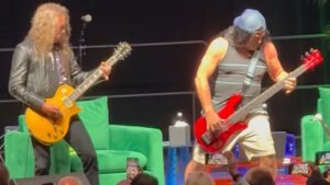 METALLICA's KIRK HAMMETT Joined By ROBERT TRUJILLO For Jam At Tampa Stop Of 'The Collection: Live' Book Tour