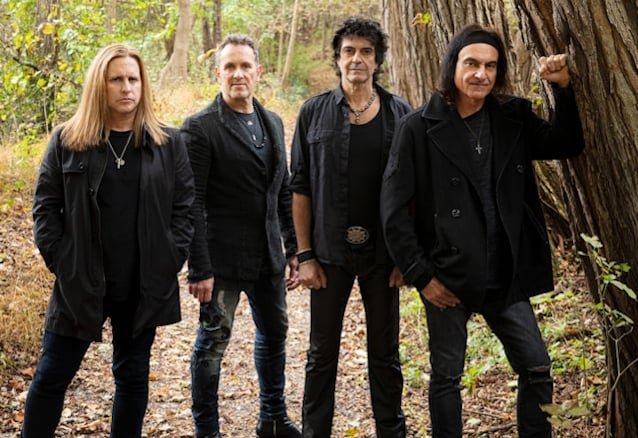 VIVIAN CAMPBELL Confirms LAST IN LINE Is Working On New Music: 'We Have An Album Written'