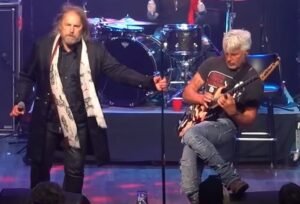 Watch: DOKKEN Joined By GEORGE LYNCH For Three Songs In St. Charles, Illinois