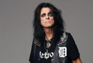 ALICE COOPER On OZZY OSBOURNE's Death: 'Even Though Everybody Saw It Coming, It Just Took Our Breath Away When It Happened'