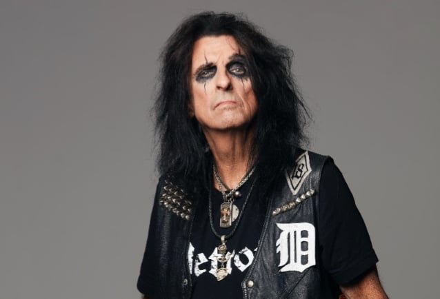 ALICE COOPER On OZZY OSBOURNE's Death: 'Even Though Everybody Saw It Coming, It Just Took Our Breath Away When It Happened'