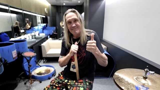 NICKO MCBRAIN Says IRON MAIDEN's New Drummer SIMON DAWSON Is 'Doing A Fantastic Job'