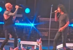 Watch: ANTHRAX's JOEY BELLADONNA Joins DAUGHTRY On Stage In Syracuse To Sing Cover Of JOURNEY's 'Separate Ways'