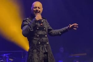 Watch: Ex-KAMELOT Singer ROY KHAN Celebrates 20th Anniversary Of 'The Black Halo' Album In Brazil