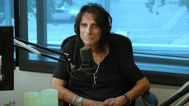 ALICE COOPER On OZZY OSBOURNE's Death: 'I Think That' His Family 'Saw It Coming And Prepared For It'