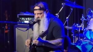 CROWBAR's KIRK WINDSTEIN Says 'Fans Accept' The Fact That He Has To Perform While Seated On U.S. Tour
