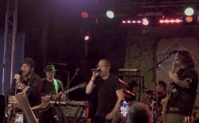 DARON MALAKIAN Surprises SYSTEM OF A DOWN Tribute Band Mid-Performance In Chicago, Hits Stage For 'Cigaro'