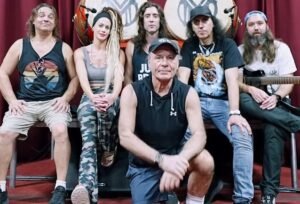 IRON MAIDEN's BRUCE DICKINSON Doesn't Mind Playing Smaller Venues With His Solo Band: 'I Relish The Idea Of Going Into A Theater'