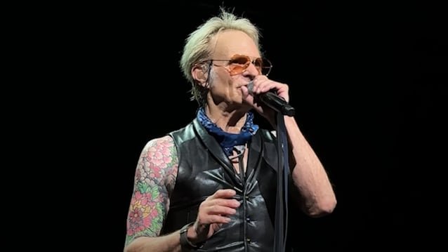 Watch: DAVID LEE ROTH Mocks SAMMY HAGAR Over EDDIE VAN HALEN 'Ghost' Claim