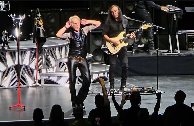 Watch: DAVID LEE ROTH Performs VAN HALEN Classics In Hollywood, Florida During Summer 2025 Tour