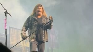 Watch: MÖTLEY CRÜE's VINCE NEIL Returns To Live Stage For First Time In Nearly A Year