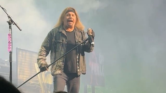 Watch: MÖTLEY CRÜE's VINCE NEIL Returns To Live Stage For First Time In Nearly A Year