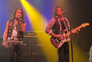 Watch: STEPHEN PEARCY And WARREN DEMARTINI Perform RATT Classics In New Buffalo, Michigan