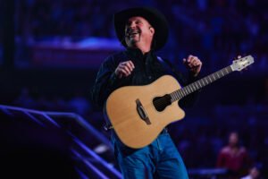GARTH BROOKS KICKS OFF THE “BLAME IT ALL ON MY ROOTS” ARENA TOUR TO A SOLD-OUT CROWD IN INDIANAPOLIS